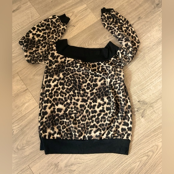 COCO & MAIN Animal Printed top with rounded on off the shoulder neckline. - Picture 3 of 9